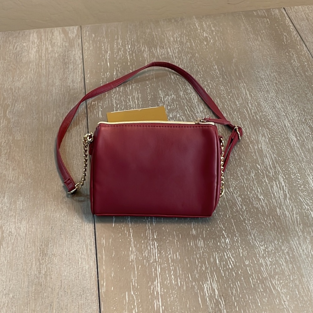 Maroon Guess crossbody travel purse with gold hardware zipper closure small - Picture 2 of 9